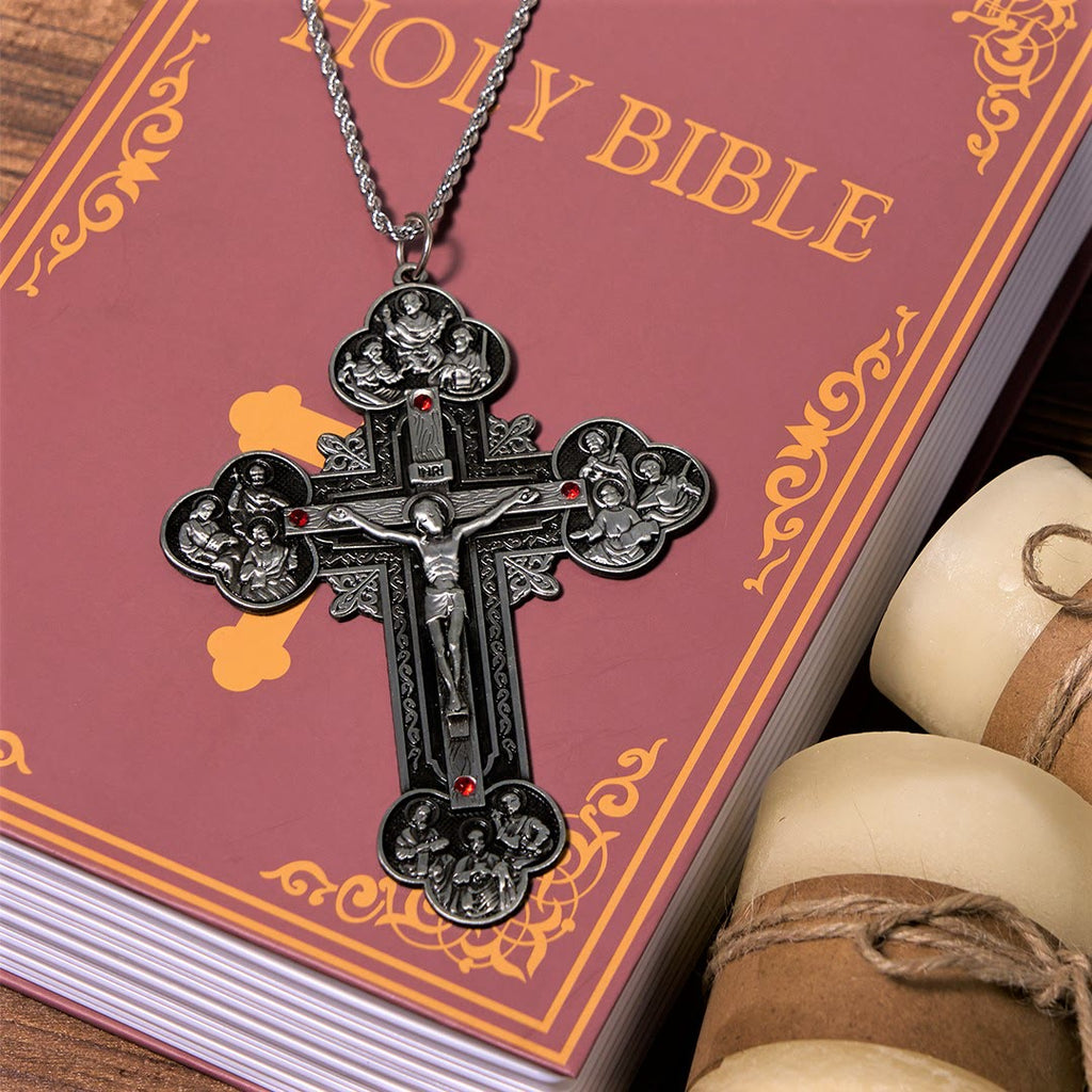 Collar con Dije Crucifijo Ornamentado con Iconografía de Todos los Santos y Gemas Rojas