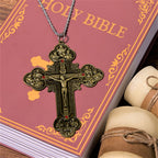 Collar con Dije Crucifijo Ornamentado con Iconografía de Todos los Santos y Gemas Rojas