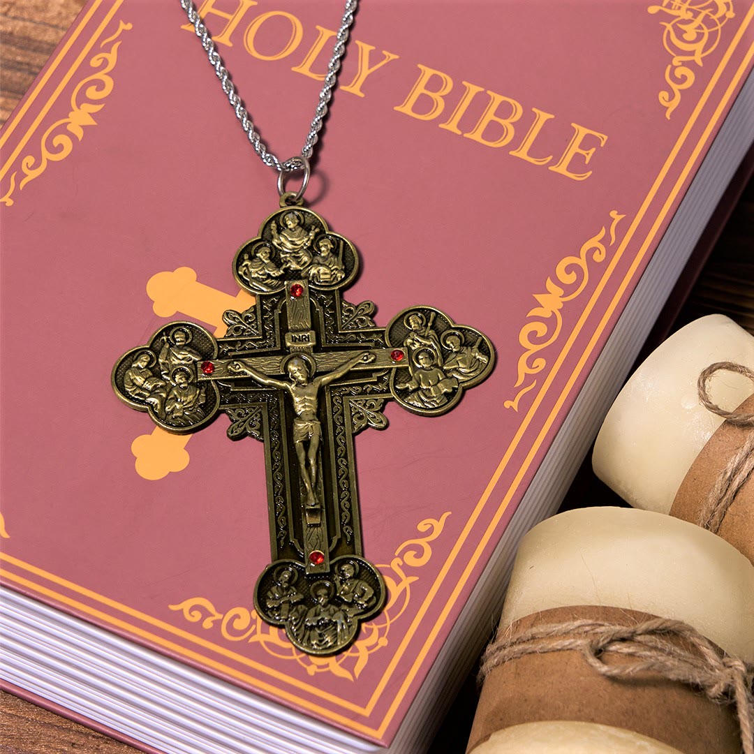 Collar con Dije Crucifijo Ornamentado con Iconografía de Todos los Santos y Gemas Rojas