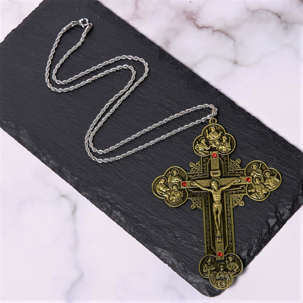 Collar con Dije Crucifijo Ornamentado con Iconografía de Todos los Santos y Gemas Rojas