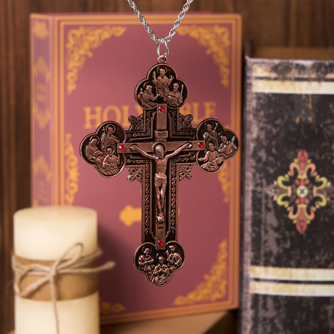 Collar con Dije Crucifijo Ornamentado con Iconografía de Todos los Santos y Gemas Rojas