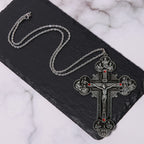 Collar con Dije Crucifijo Ornamentado con Iconografía de Todos los Santos y Gemas Rojas