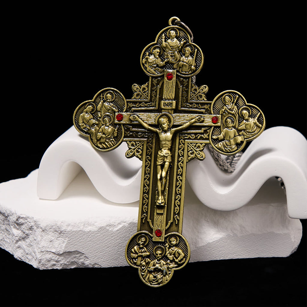 Collar con Dije Crucifijo Ornamentado con Iconografía de Todos los Santos y Gemas Rojas