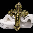 Collar con Dije Crucifijo Ornamentado con Iconografía de Todos los Santos y Gemas Rojas