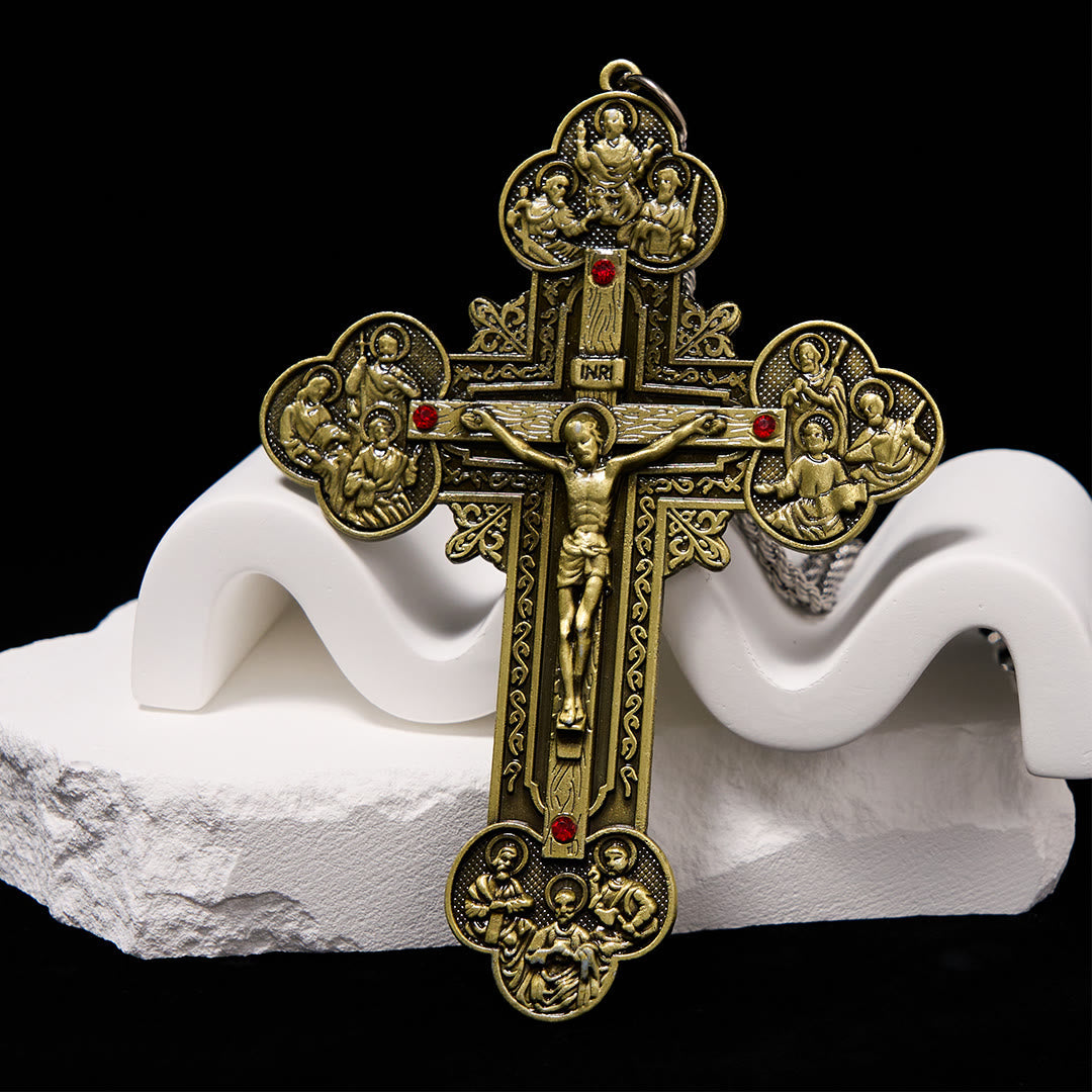 Collar con Dije Crucifijo Ornamentado con Iconografía de Todos los Santos y Gemas Rojas