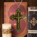 Collar con Dije Crucifijo Ornamentado con Iconografía de Todos los Santos y Gemas Rojas