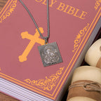 Collar con Dije de Medalla de la Virgen y el Niño con Jesús y María Estilo Clásico