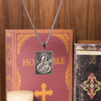 Collar con Dije de Medalla de la Virgen y el Niño con Jesús y María Estilo Clásico
