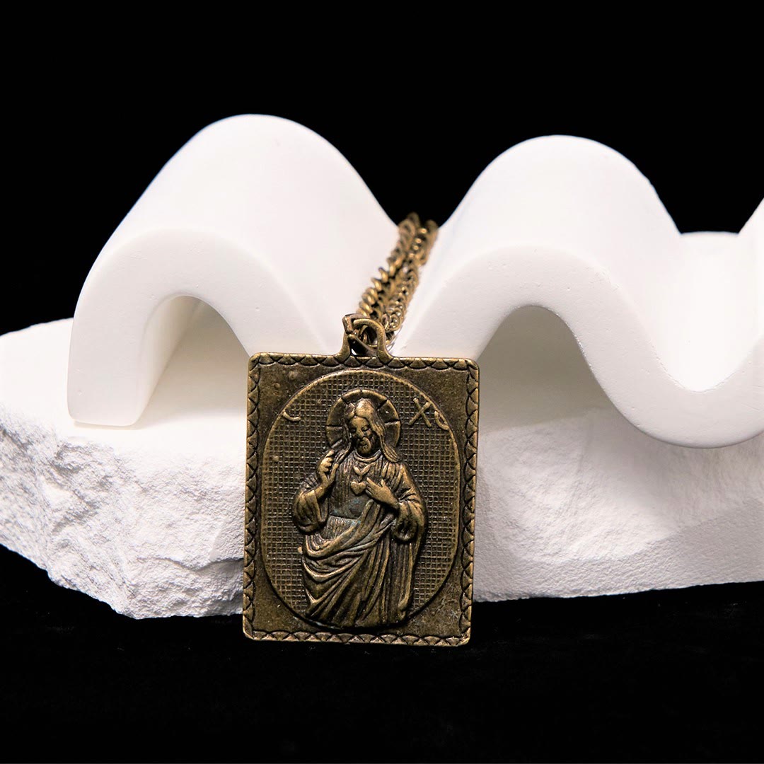 Collar Europeo Clásico de Cruz del Sagrado Corazón en Bronce Esculpido