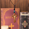 Llavero/Collar con Dije Amuleto de Cruz de Jesús en Sándalo y Boj Estilo Minimalista
