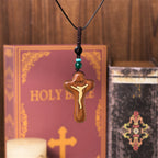 Llavero/Collar con Dije Amuleto de Cruz de Jesús en Sándalo y Boj Estilo Minimalista