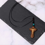 Llavero/Collar con Dije Amuleto de Cruz de Jesús en Sándalo y Boj Estilo Minimalista