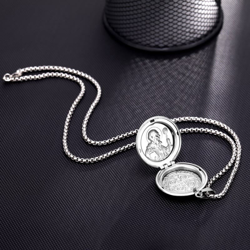 Collar con Dije Relicario de Dos Caras con Grabado de San Benito Estilo Clásico