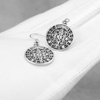 Aretes de Protección Divina con Emblema Grabado de San Benito Estilo Clásico VIP