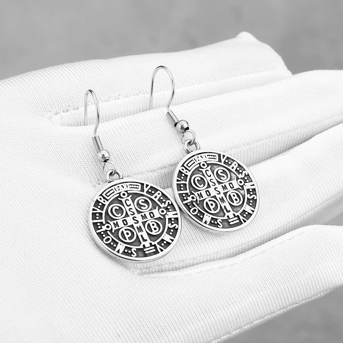 Aretes de Protección Divina con Emblema Grabado de San Benito Estilo Clásico