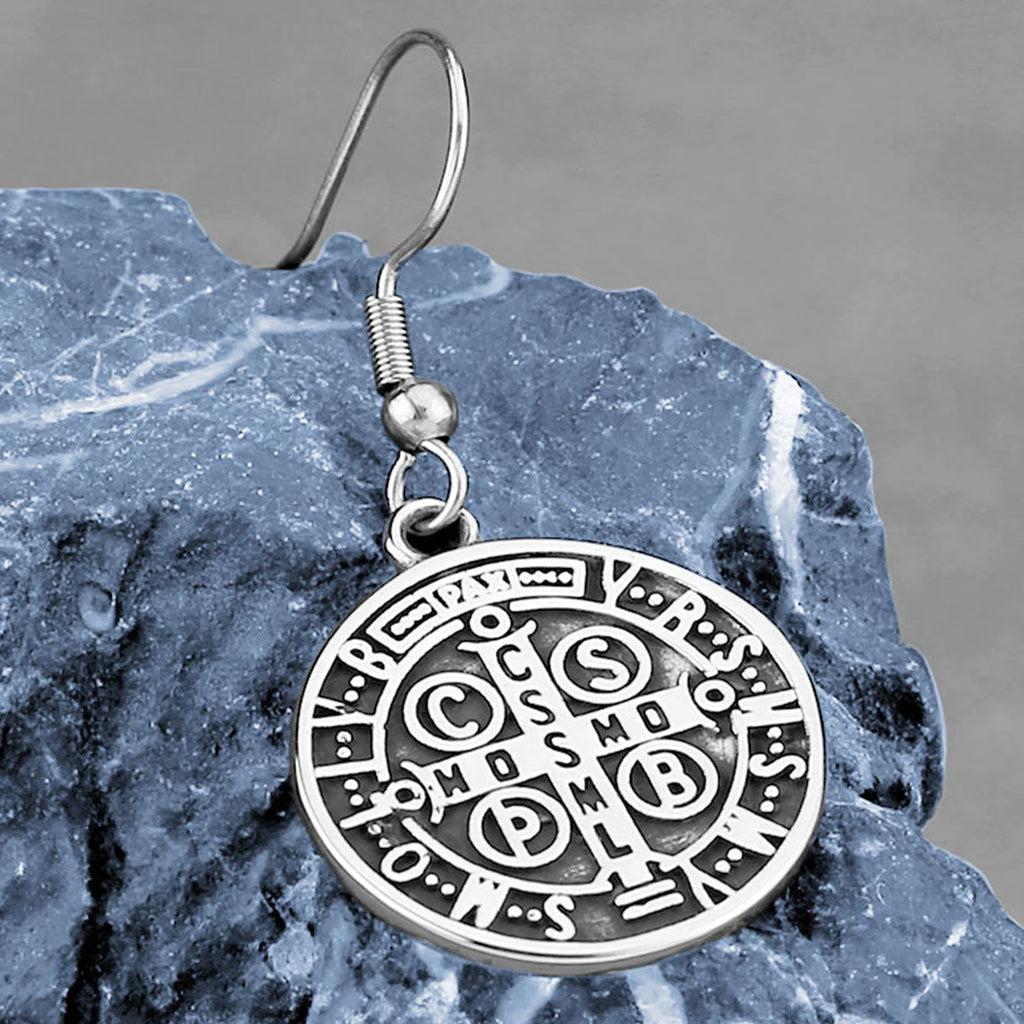 Aretes de Protección Divina con Emblema Grabado de San Benito Estilo Clásico VIP