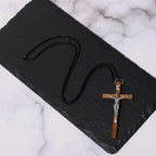 Collar de Fe con Dije Crucifijo de Aleación y Madera Artesanal Estilo Clásico