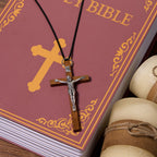 Collar de Fe con Dije Crucifijo de Aleación y Madera Artesanal Estilo Clásico
