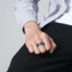 Anillo Giratorio de Acero de Titanio con Cruz y Calavera Estilo Moderno