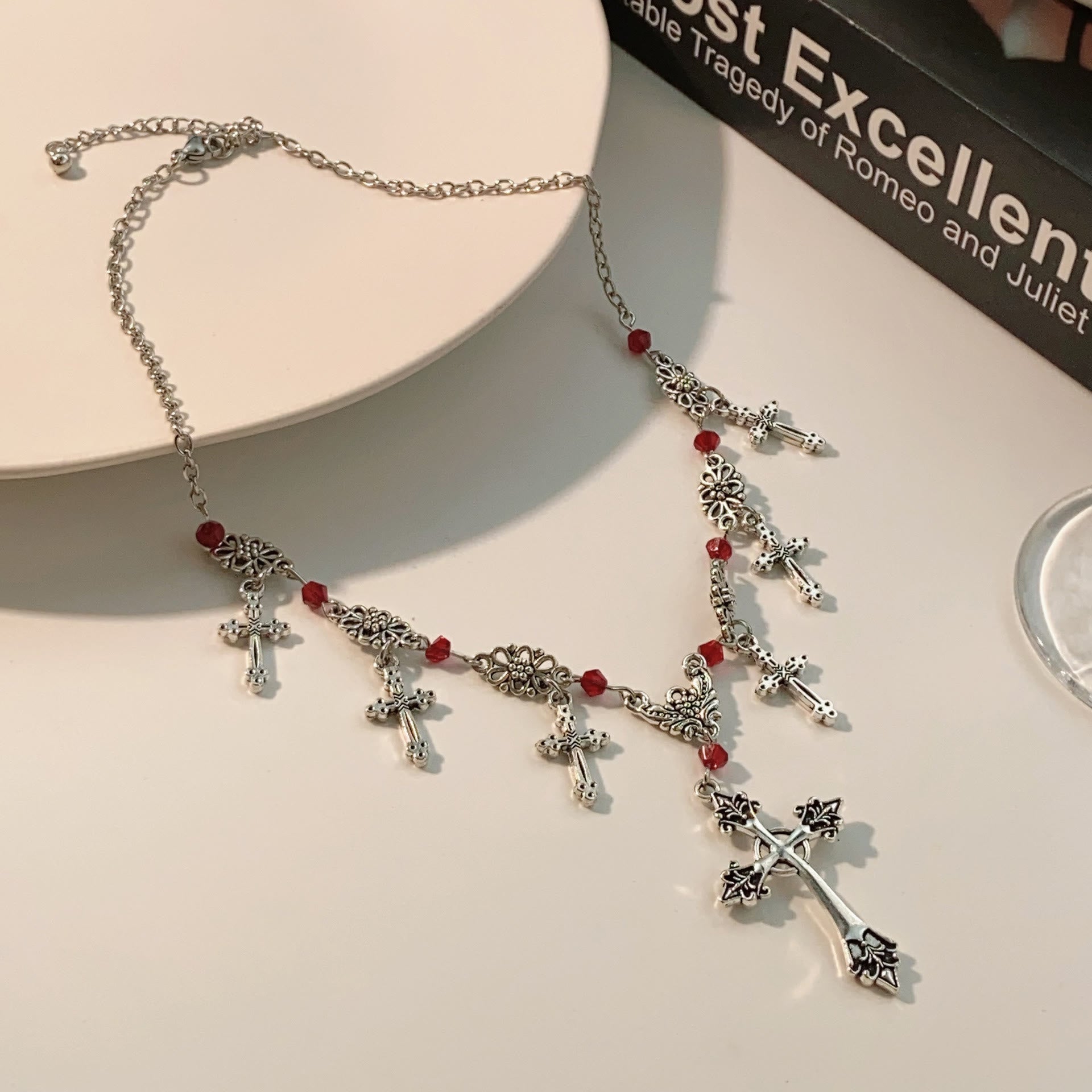 Collar de Fe Divina de Cruz con Cuentas Escarlata Estilo Moderno