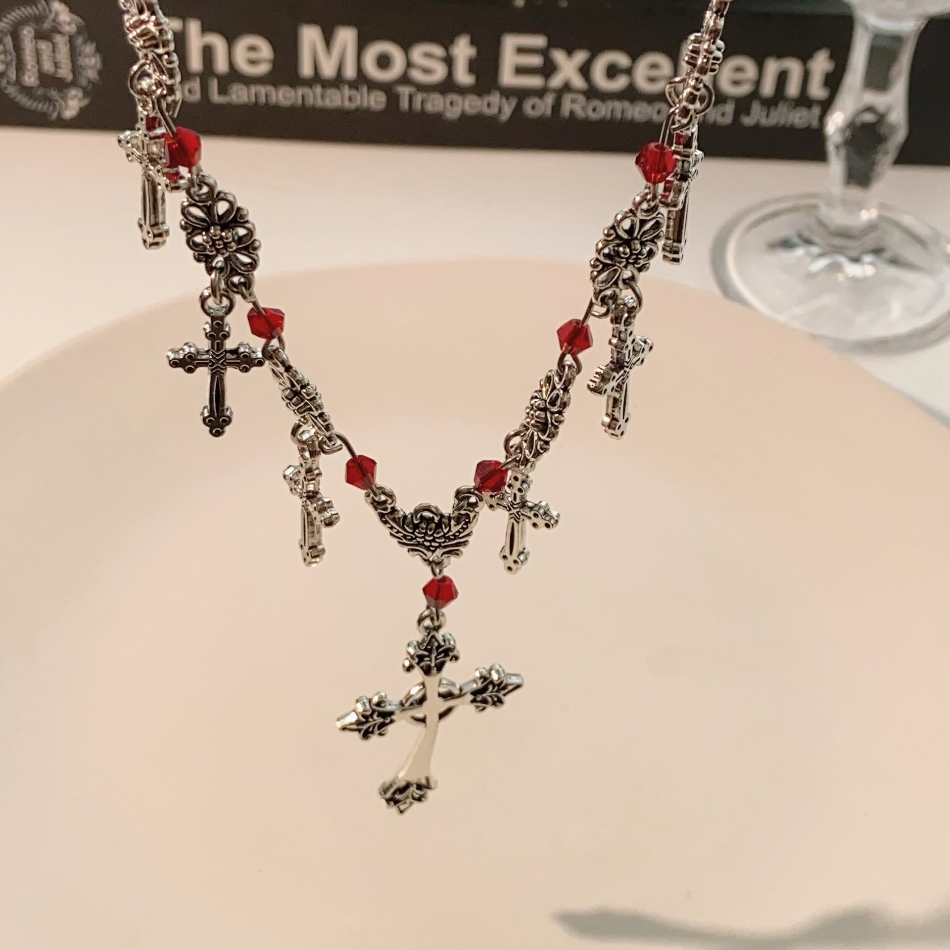 Collar de Fe Divina de Cruz con Cuentas Escarlata Estilo Moderno