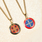 Collar con Dije de Fe y Protección Símbolo de San Benito en 2 Colores Estilo Retro