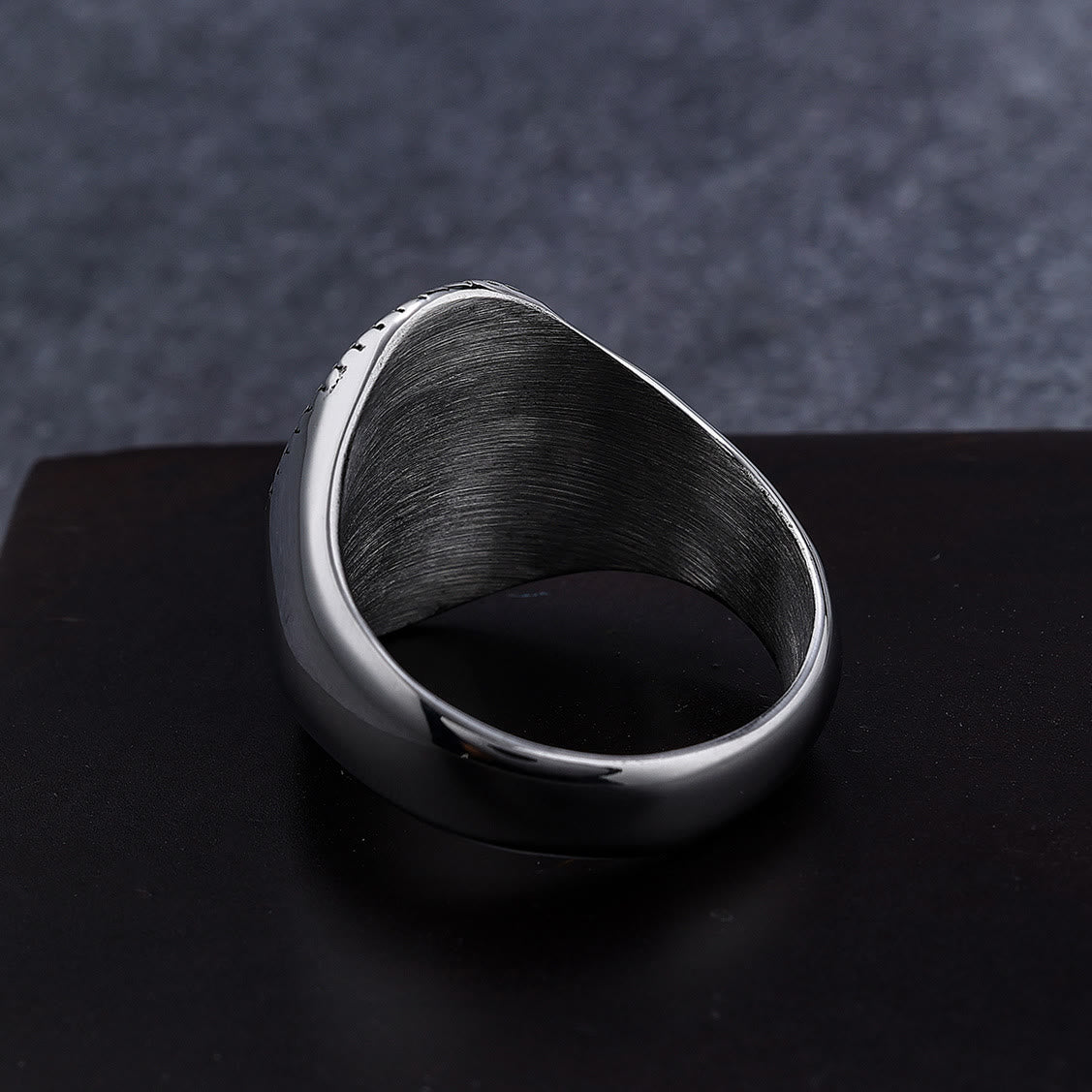 Anillo de Titanio con Crucifijo Sencillo Estilo Retro: Protección y Fuerza