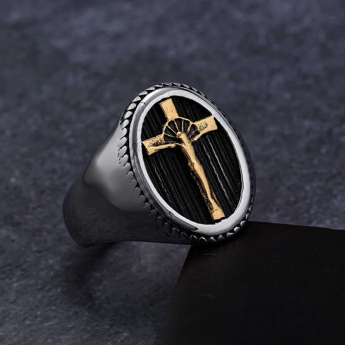 Anillo de Titanio con Crucifijo Sencillo Estilo Retro: Protección y Fuerza