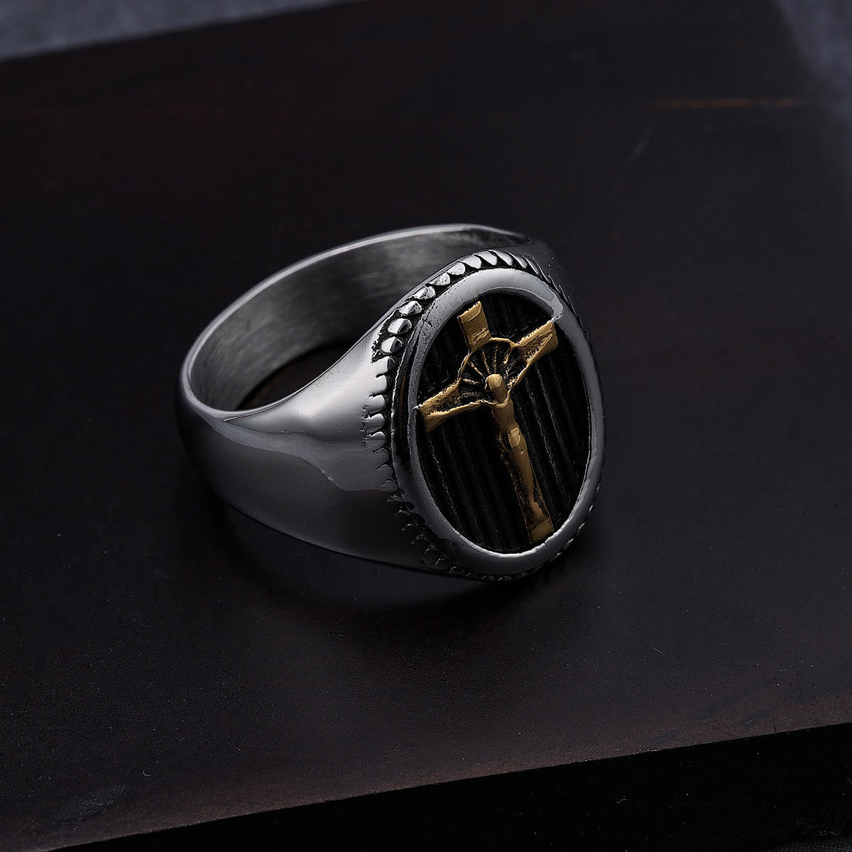 Anillo de Titanio con Crucifijo Sencillo Estilo Retro: Protección y Fuerza