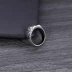 Anillo de Fe Divina con Cruz y Patrón de Piedra Agrietada Estilo Clásico