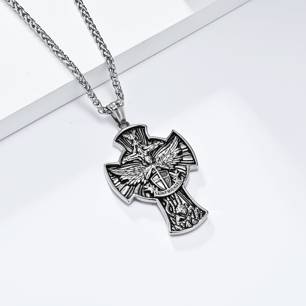 Collar con Dije de San Miguel Arcángel Guardián de la Fe Estilo Clásico