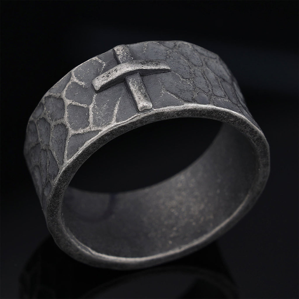 Anillo de Cruz de Piedra Forjada con Textura Antigua Estilo Vintage