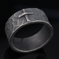 Anillo de Cruz de Piedra Forjada con Textura Antigua Estilo Vintage