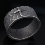 Anillo de Cruz de Piedra Forjada con Textura Antigua Estilo Vintage
