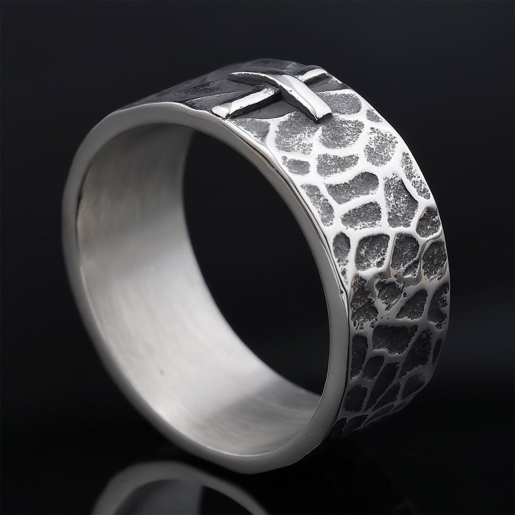Anillo de Cruz de Piedra Forjada con Textura Antigua Estilo Vintage