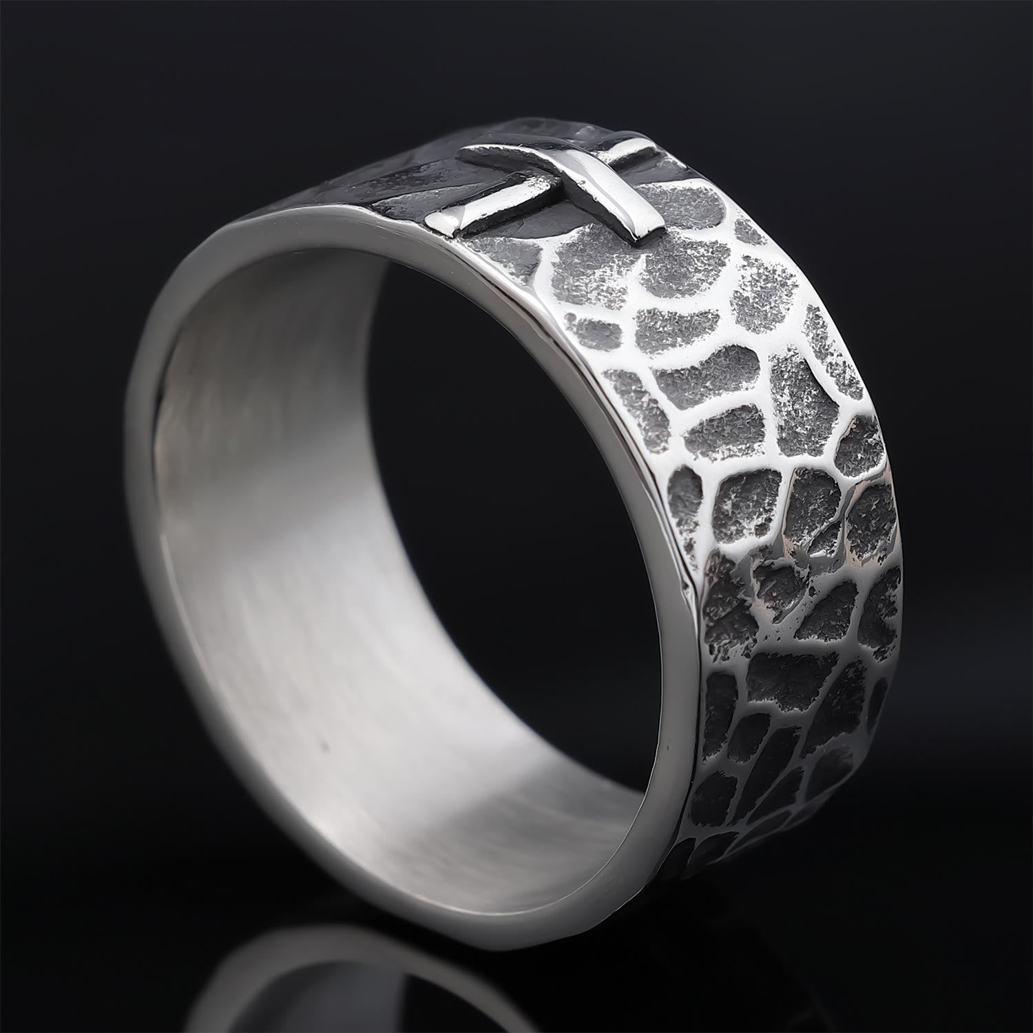 Anillo de Cruz de Piedra Forjada con Textura Antigua Estilo Vintage