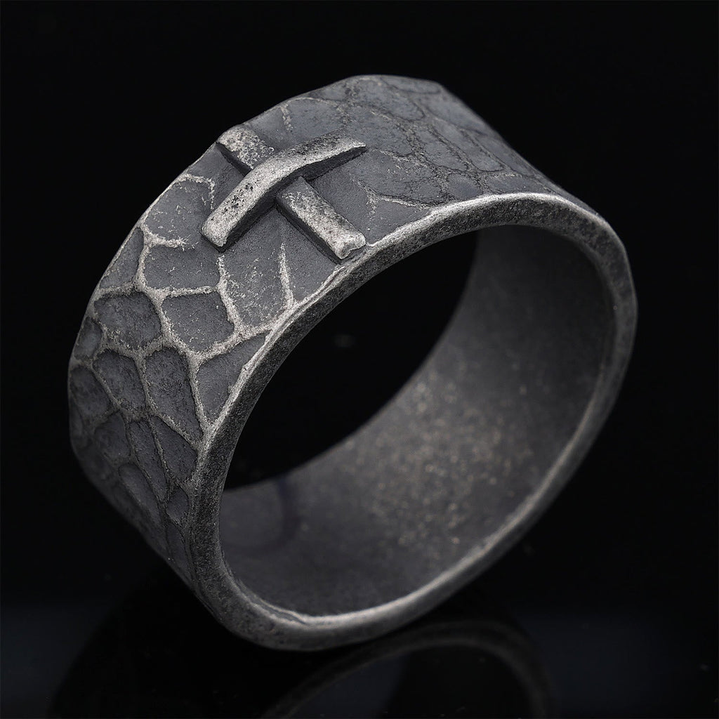 Anillo de Cruz de Piedra Forjada con Textura Antigua Estilo Vintage