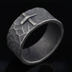 Anillo de Cruz de Piedra Forjada con Textura Antigua Estilo Vintage