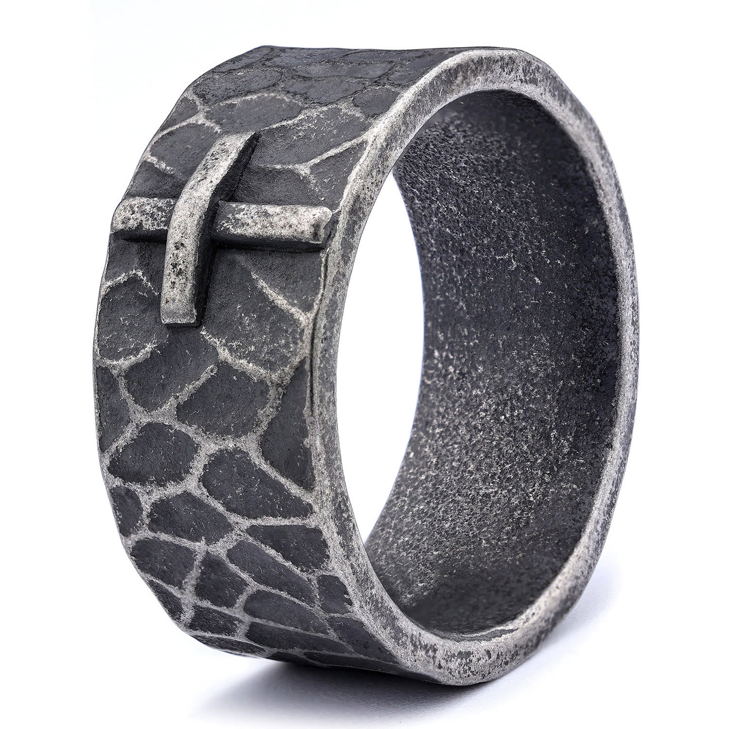 Anillo de Cruz de Piedra Forjada con Textura Antigua Estilo Vintage