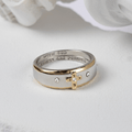 Anillo de Aleación con Cruz de Oro en Dos Tonos Estilo Moderno (Hecho en Tierra Santa)