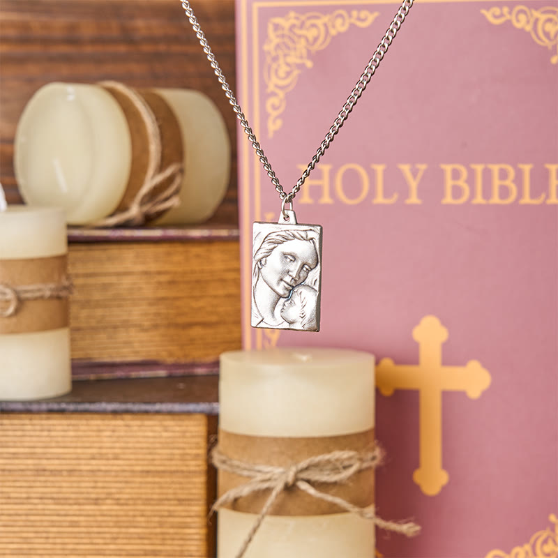 Collar con Dije Amuleto en Relieve de la Virgen y el Niño Estilo Clásico