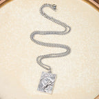 Collar con Dije Amuleto en Relieve de la Virgen y el Niño Estilo Clásico