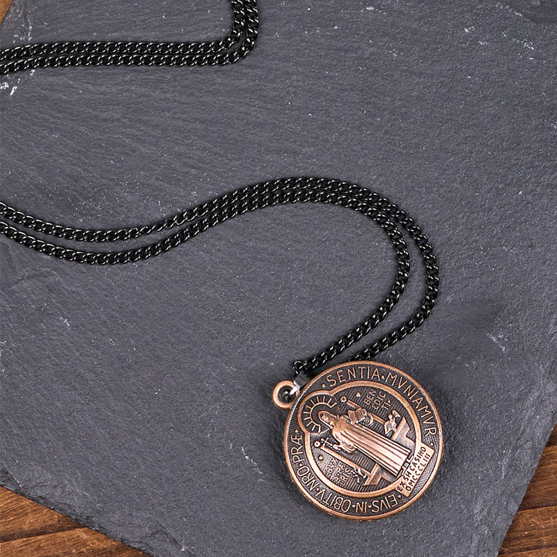 Collar con Dije Artesanal del Símbolo de San Benito Estilo Clásico (3 colores)