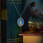Collar con Dije en Relieve de Esmalte de la Santa Medalla Milagrosa Estilo Clásico