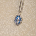 Collar con Dije en Relieve de Esmalte de la Santa Medalla Milagrosa Estilo Clásico