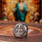 Anillo de Fe Divina Cruz de San Benito Estilo Clásico