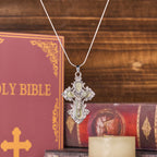Collar con Dije de Fe Crucifijo Cruz de Jesús en 4 Colores Estilo Clásico