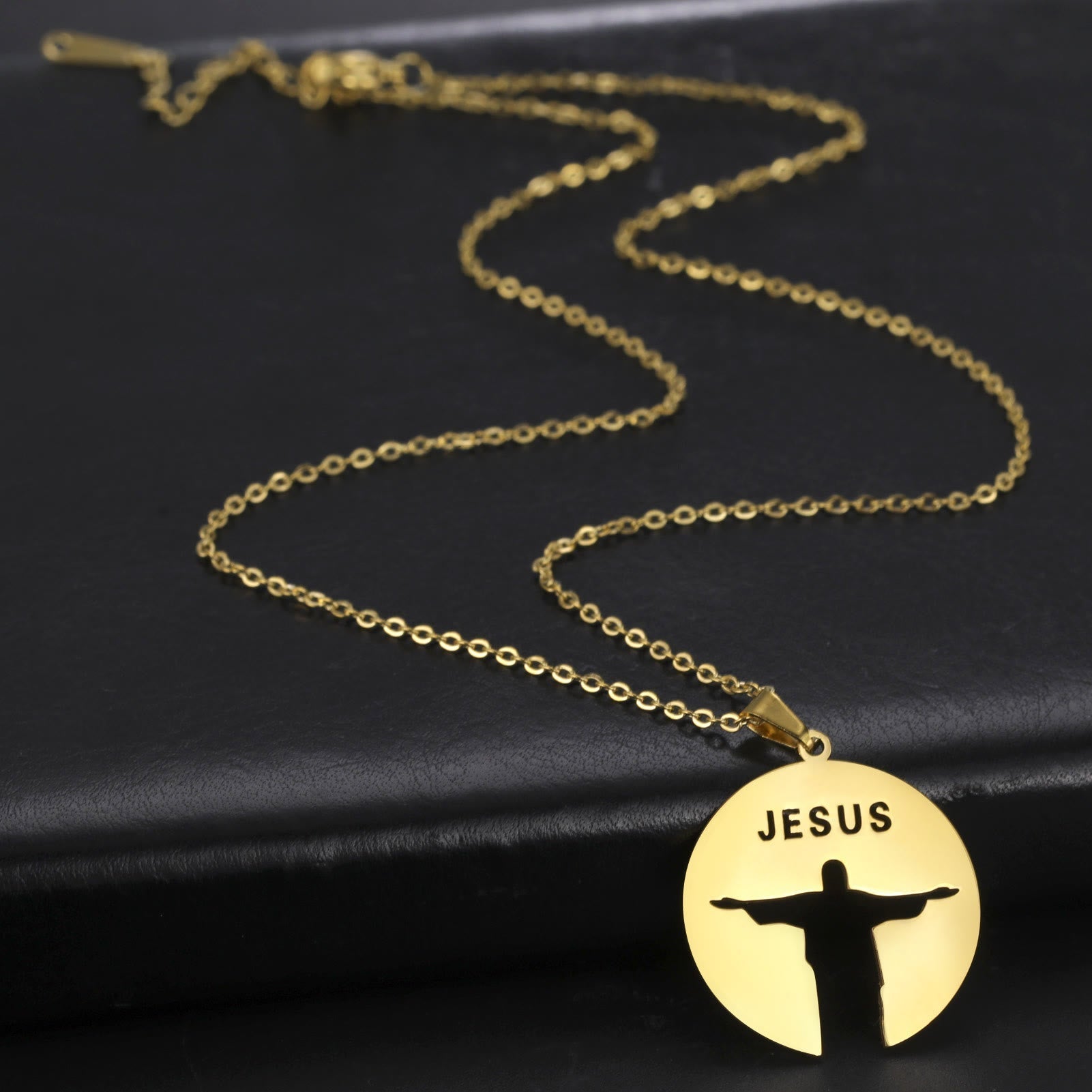 Collar con Dije Redondo de Jesús