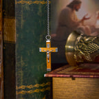 Collar con Dije de Madera y Aleación con Ícono Crucifijo de Jesús Estilo Retro