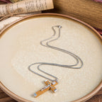 Collar con Dije de Madera y Aleación con Ícono Crucifijo de Jesús Estilo Retro
